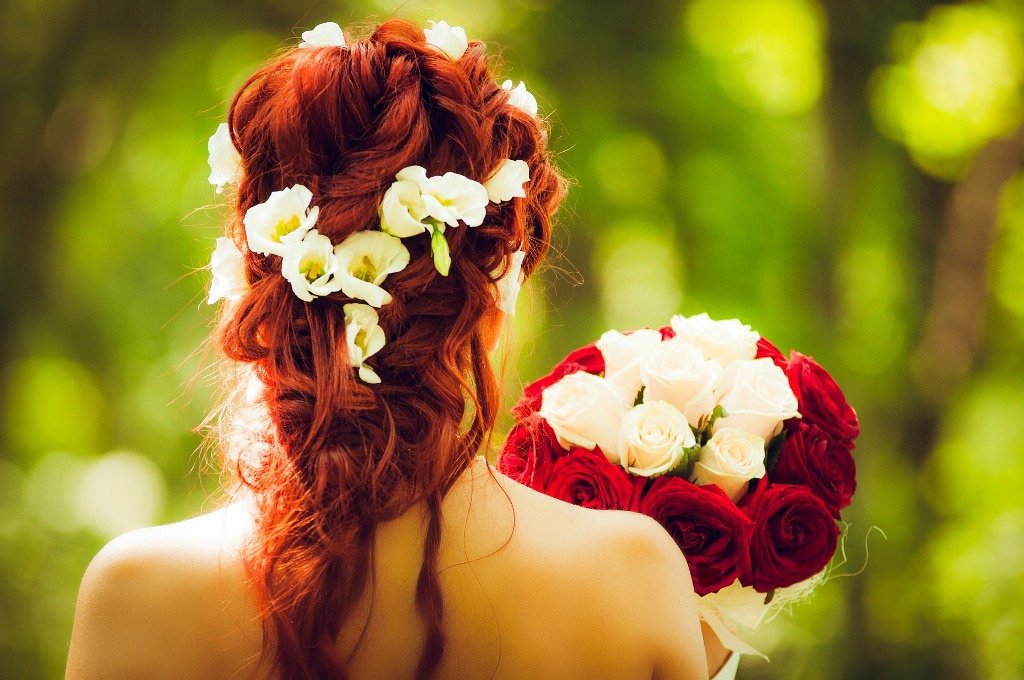 novia con ramo de flores de espalda