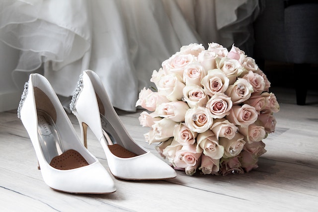 zapatos y ramo de novia